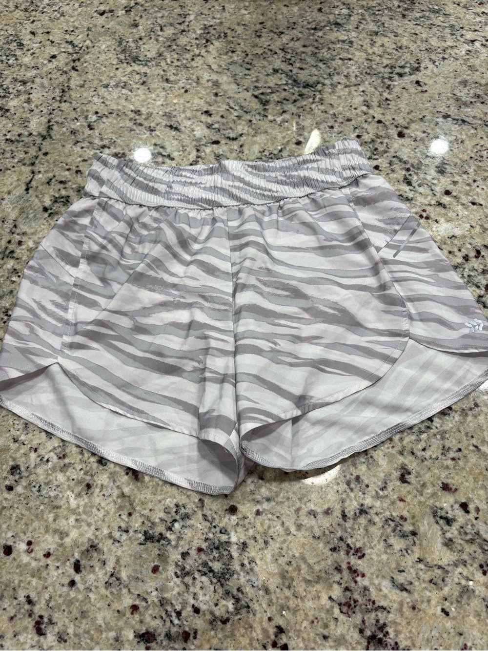all in motion gray and white animal print running shorts in extra small GUC